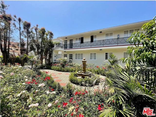 1212 10th Street, Santa Monica CA: https://media.crmls.org/mediaz/d1649598-39bb-4b1b-b907-d7fdce276894.jpg