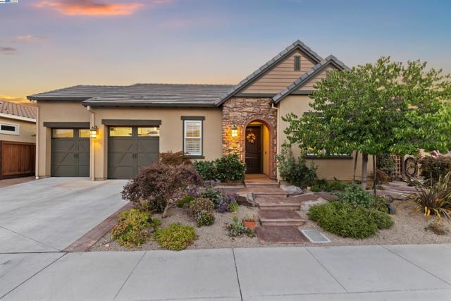 1748 Veneto Ln, Brentwood CA: https://media.crmls.org/mediaz/d164f535-543e-4112-9a62-ea69afcbd475.jpg