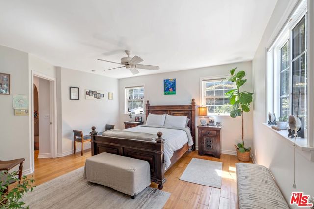 11316 Sunshine Terrace, Studio City CA: https://media.crmls.org/mediaz/d1653e65-32b4-4054-9317-f05a59c55f97.jpg