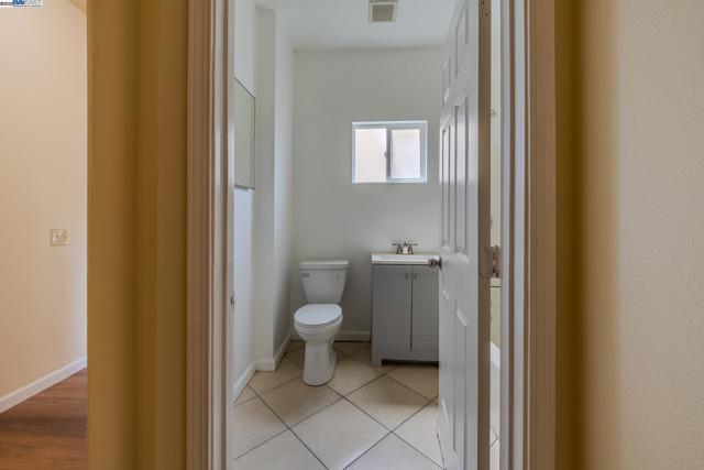 1437 25Th Ave, Oakland CA: https://media.crmls.org/mediaz/d16606f0-6eca-4de3-aef7-666a268cb408.jpg