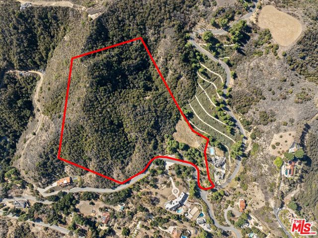 24600 Thousand Peaks Rd, Calabasas CA: https://media.crmls.org/mediaz/d166219d-8a10-4226-9d00-46306b02b215.jpg