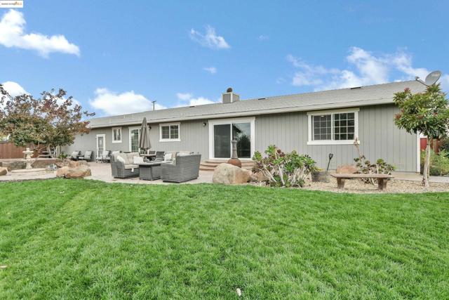 4828 Sellers Ave, Brentwood CA: https://media.crmls.org/mediaz/d1666a8e-8eb4-4605-99a9-ef9504c960ee.jpg