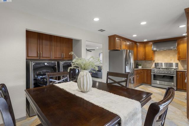 5706 Willkie Pl, Fremont CA: https://media.crmls.org/mediaz/d166d0b0-0586-4e69-b510-62ff0626e4d2.jpg