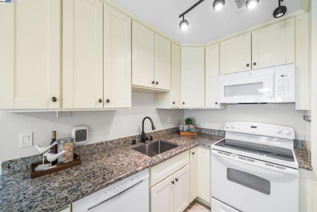 1550 Calle Enrique, Pleasanton CA: https://media.crmls.org/mediaz/d167324d-42bc-44fe-bf42-d965a8524c88.jpg