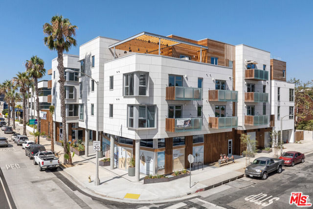 3223 Wilshire Boulevard, Santa Monica CA: https://media.crmls.org/mediaz/d167b231-ca1a-4582-94ee-957ad6b7932a.jpg