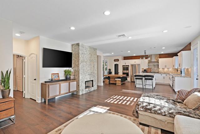 Detail Gallery Image 14 of 72 For 25351 Forest St, Corona,  CA 92883 - 5 Beds | 5 Baths