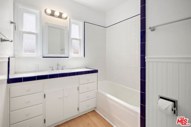 541 Homer Street, Manhattan Beach CA: https://media.crmls.org/mediaz/d1680e2c-dadc-499d-8b41-ea1d82059e42.jpg