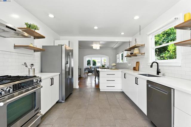 3936 Midvale Ave, Oakland CA: https://media.crmls.org/mediaz/d1683465-c7bc-4757-96df-779d973e91f0.jpg