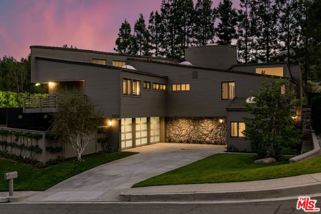 17765 Camino De Yatasto, Pacific Palisades CA: https://media.crmls.org/mediaz/d168e0e9-c131-4432-bb83-059d2c5aee0e.jpg