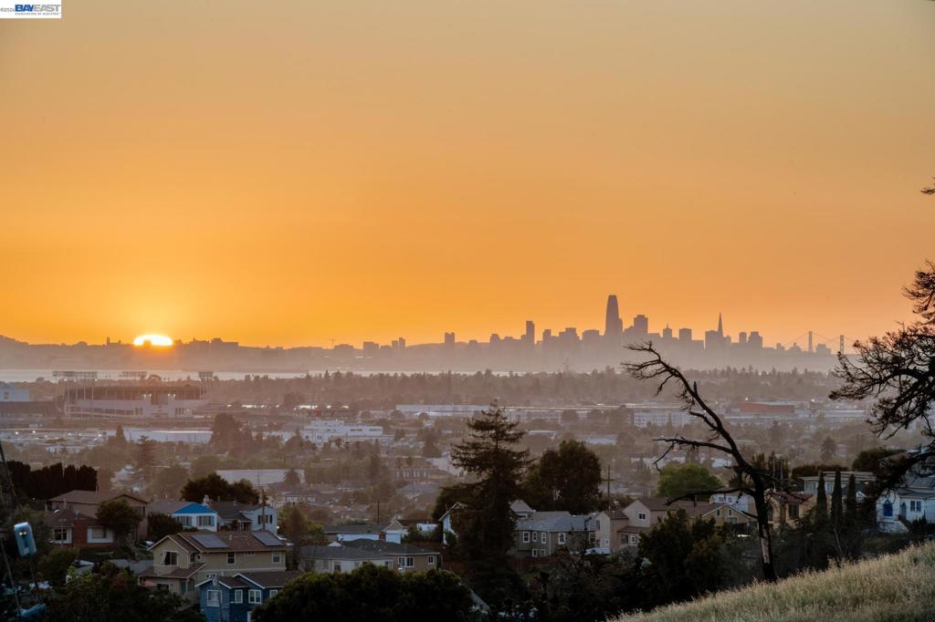 https://media.crmls.org/mediaz/d169ac60-d44b-477c-a92f-a11f3d171be8.jpg?preset=X-Large