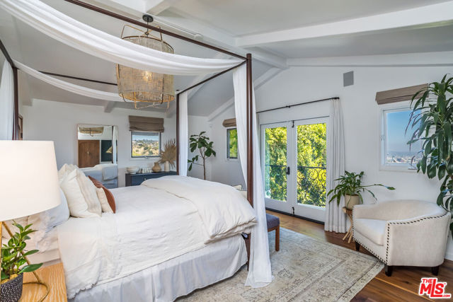 8149 Mannix Drive, Los Angeles CA: https://media.crmls.org/mediaz/d16bacc3-26b6-421a-a238-25cf1e3961e1.jpg