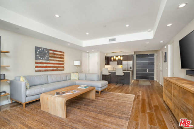 441 S Barrington Avenue, Los Angeles CA: https://media.crmls.org/mediaz/d16bc5e9-d6b7-405b-ad31-4f153f652111.jpg