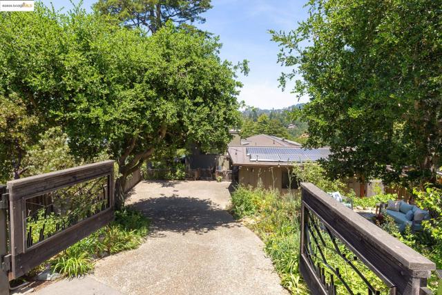 20 Ascot Ct, Oakland CA: https://media.crmls.org/mediaz/d16c051c-7307-464a-ab9d-1c0a1af119d8.jpg
