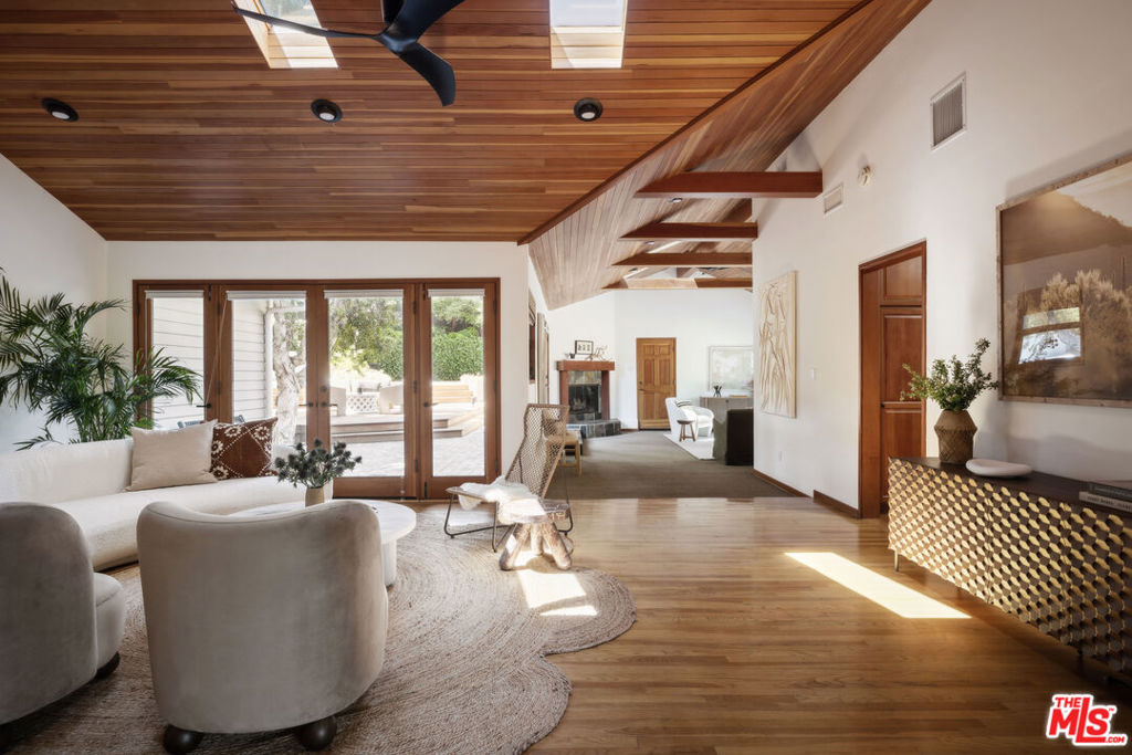 4883 Excelente Drive