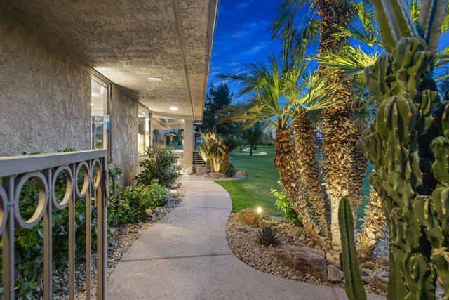 4 Saint Marys Court, Rancho Mirage CA: https://media.crmls.org/mediaz/d16d0e89-8b9a-47c5-87ce-e7bf1aa19630.jpg