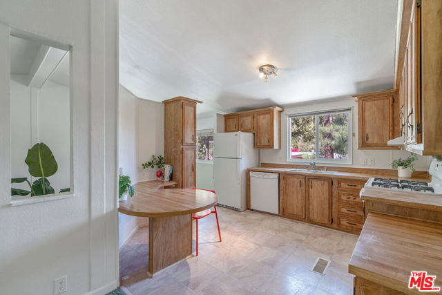 23777 Mulholland Highway, Calabasas CA: https://media.crmls.org/mediaz/d16f220c-6564-4da3-a06b-3898148d3ec5.jpg