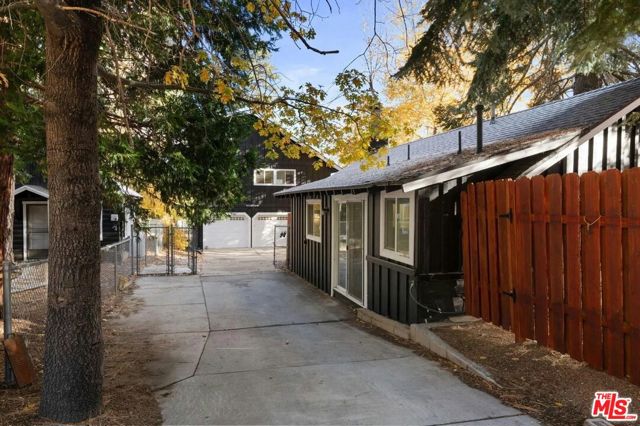 993 Cameron Drive, Big Bear CA: https://media.crmls.org/mediaz/d16f5e7e-fb03-4291-9fed-04c7ef63d723.jpg