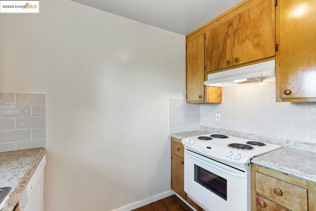4336 Rilea Way, Oakland CA: https://media.crmls.org/mediaz/d16fd845-e55e-4ba4-be83-b8f867c05872.jpg