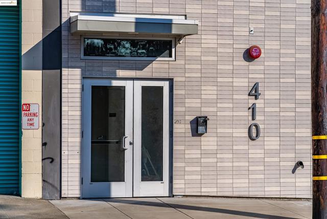 410 Webster St, Oakland CA: https://media.crmls.org/mediaz/d17086ae-5465-4f6f-993f-f7408c50e223.jpg