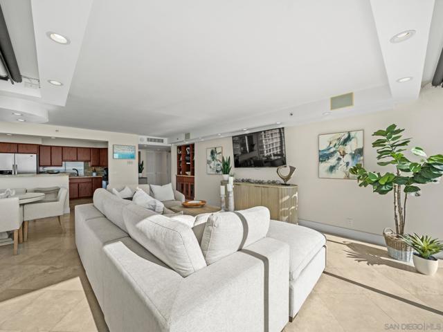 1810 Avenida Del Mundo, Coronado CA: https://media.crmls.org/mediaz/d1713204-75e5-4b77-8c3d-b8dc8f88b89e.jpg