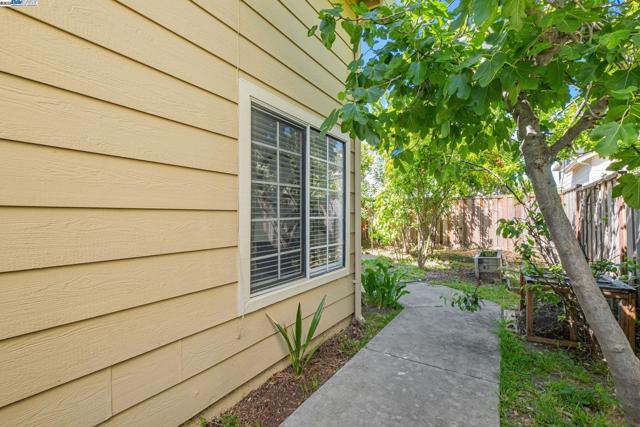 34319 Platinum Ter, Fremont CA: https://media.crmls.org/mediaz/d1715648-57ed-411b-8674-1b3c91c86fd6.jpg