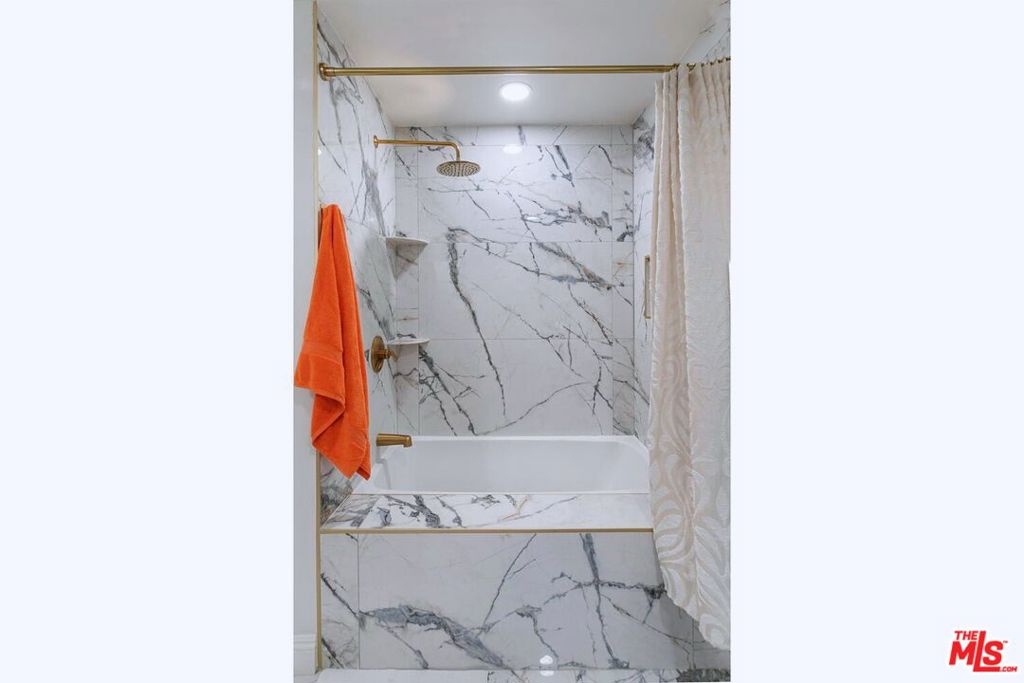 https://media.crmls.org/mediaz/d1716239-1005-4c03-b33b-491246ab3649.jpg?preset=X-Large