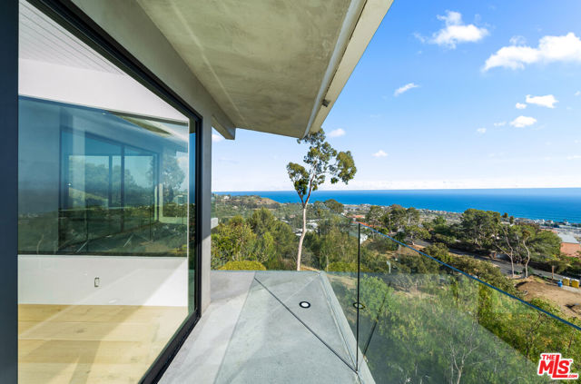 23812 Malibu Crest Drive, Malibu CA: https://media.crmls.org/mediaz/d1724df2-3c6b-4ec9-b01c-8e861daeee17.jpg
