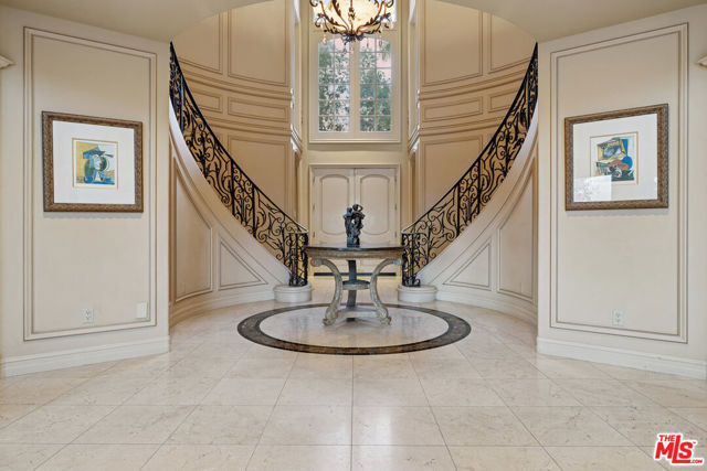 19016 Devonport Lane, Tarzana CA: https://media.crmls.org/mediaz/d1727fcc-7a7f-48bb-95f1-2031a323047e.jpg