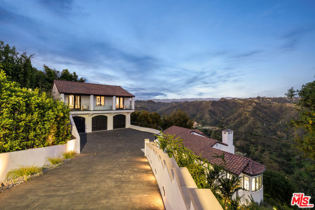 1648 Summitridge, Beverly Hills CA: https://media.crmls.org/mediaz/d172a49f-15aa-4026-9226-4bd099bf3581.jpg