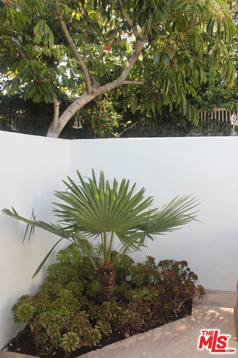 26799 Pacific Coast Highway, Malibu CA: https://media.crmls.org/mediaz/d172c5eb-d76e-4bad-9c94-32f3e3276dbf.jpg