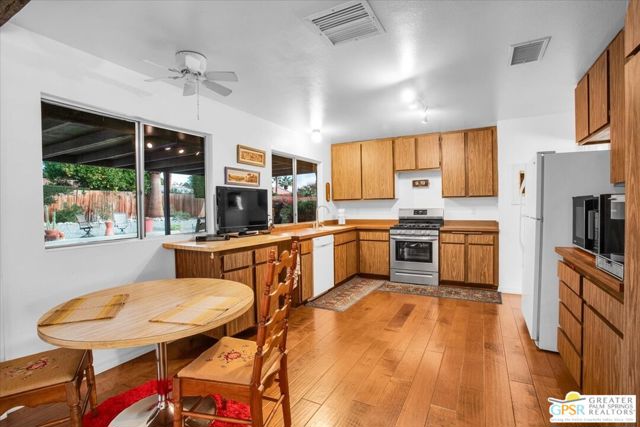 2250 Tamarisk Road, Palm Springs CA: https://media.crmls.org/mediaz/d172f0b4-28da-44a3-a347-8539ced7e6ce.jpg