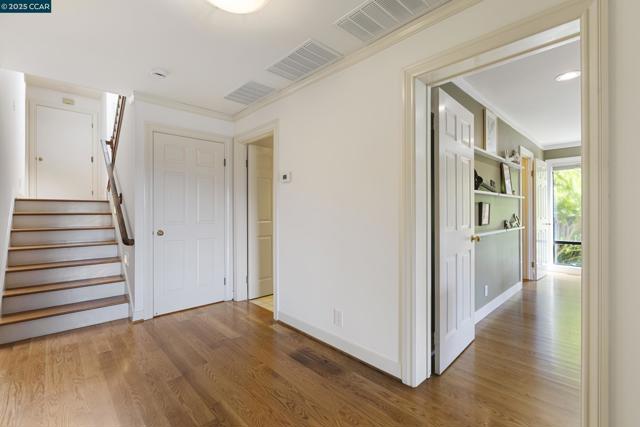 25 Watchwood Ct, Orinda CA: https://media.crmls.org/mediaz/d17305a3-f304-4c2d-95a5-2b37bd15efd9.jpg