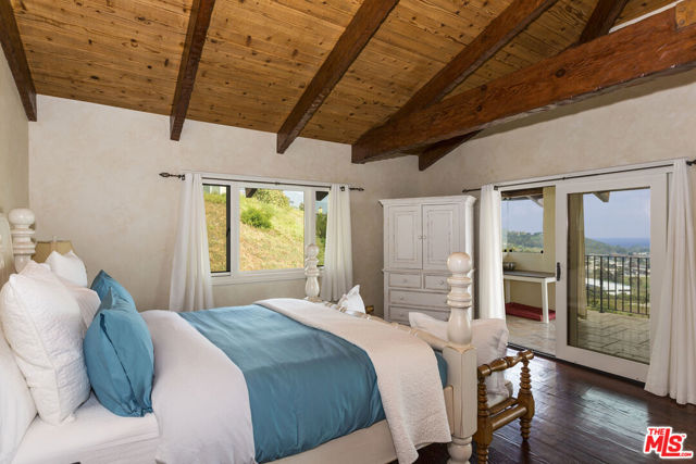 3504 Coast View Drive, Malibu CA: https://media.crmls.org/mediaz/d1740b96-4d72-46a7-a420-7a5ce60528fe.jpg