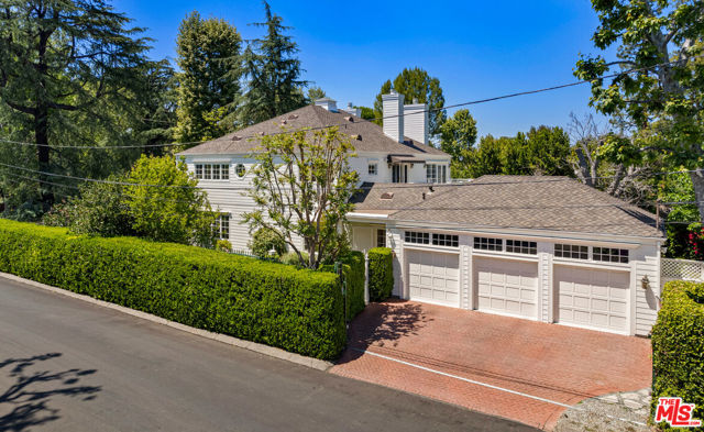 5404 Topeka Drive, Tarzana CA: https://media.crmls.org/mediaz/d1748082-0dd6-40f8-90f5-caf2033908c5.jpg