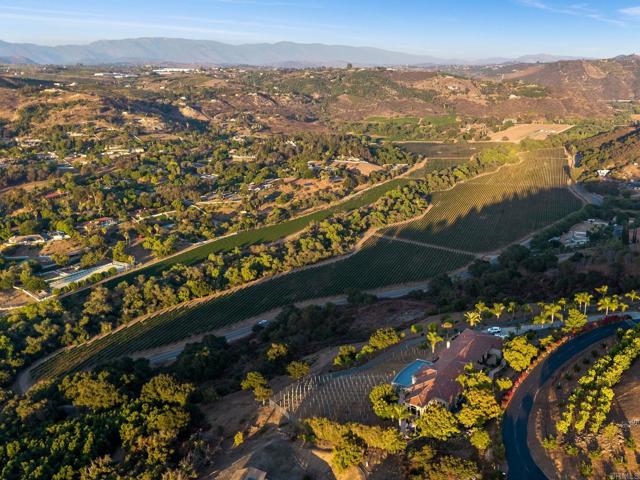 30330 Via Maria Elena, Bonsall CA: https://media.crmls.org/mediaz/d17547a8-4441-4abb-a6f3-4b2c8b136ba5.jpg