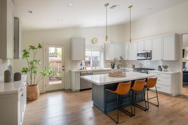11766 Clearwood Ct, San Diego CA: https://media.crmls.org/mediaz/d1756899-e758-4ef3-9634-b7caada587dc.jpg