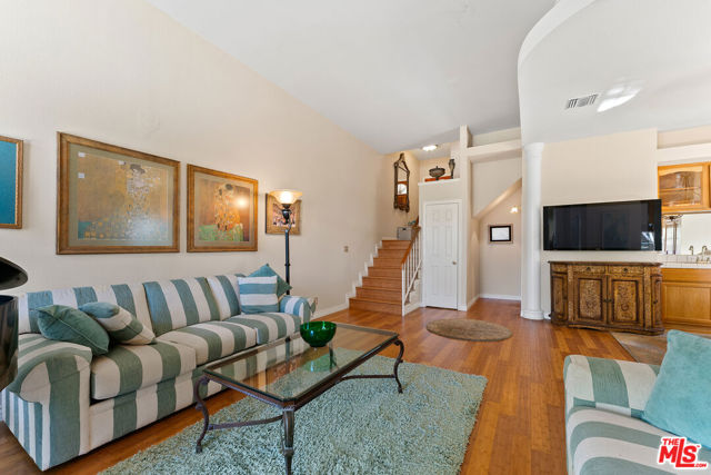 3091 East Hillcrest Drive photo 2