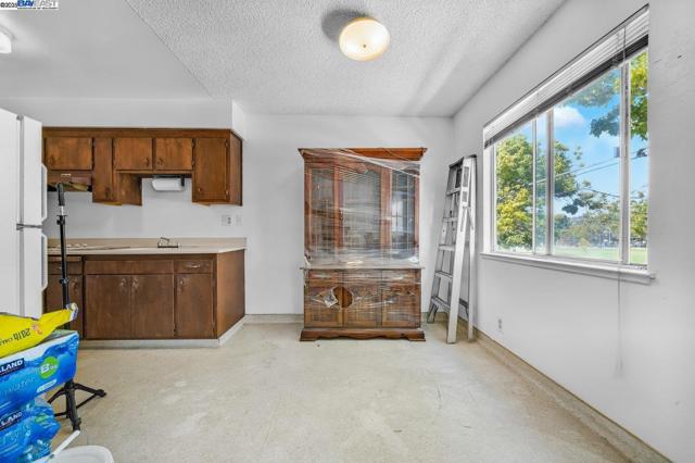 1738 7Th St, Berkeley CA: https://media.crmls.org/mediaz/d177afd7-b117-40a4-9e58-600794d742b5.jpg