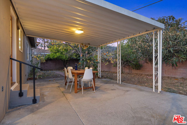 4242 Grand View Boulevard, Los Angeles CA: https://media.crmls.org/mediaz/d17c3801-202a-4b1a-979f-927575b77d22.jpg