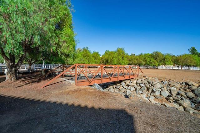 15397 Rock Creek Ln, El Cajon CA: https://media.crmls.org/mediaz/d17e1ccb-03cb-4915-b2b4-7483943f69a4.jpg