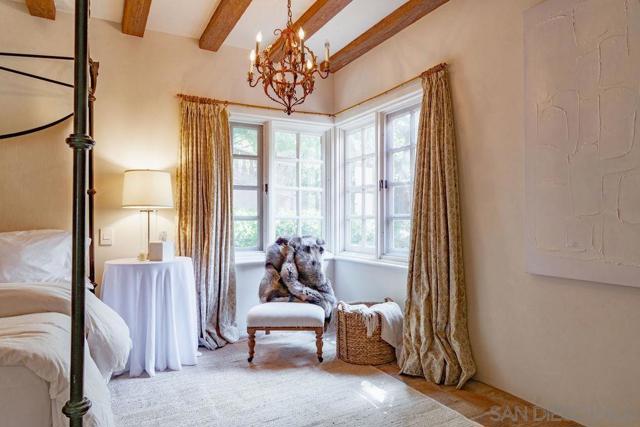 17116 Paseo Hermosa, Rancho Santa Fe CA: https://media.crmls.org/mediaz/d17e6b07-98d6-4913-9470-cced75377351.jpg