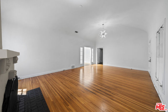 107 S Lucerne Boulevard, Los Angeles CA: https://media.crmls.org/mediaz/d17eba40-270e-4ea0-a352-73432be18633.jpg