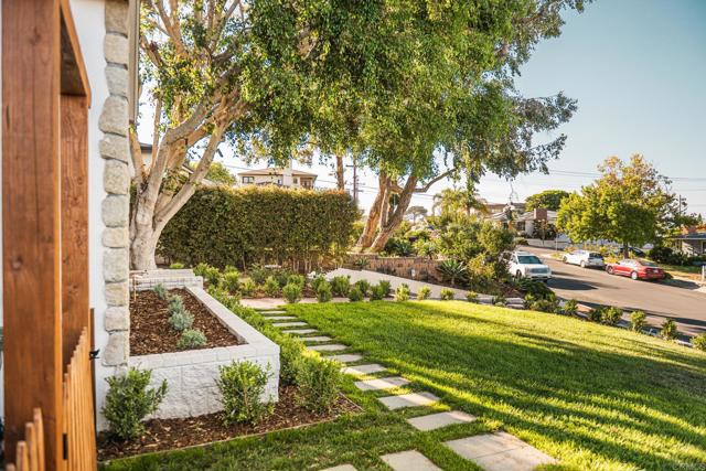 Detail Gallery Image 9 of 64 For 3951 Atascadero Dr, San Diego,  CA 92107 - 4 Beds | 3 Baths