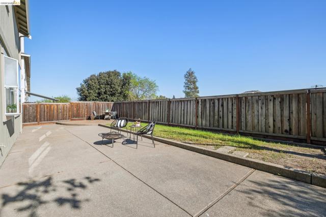 2004 Fries Ct, Martinez CA: https://media.crmls.org/mediaz/d1807aeb-5431-4022-ab3a-d49fe81ce417.jpg