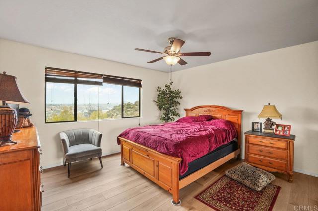 4971 Vista Pl, San Diego CA: https://media.crmls.org/mediaz/d183891a-9717-414c-aa39-3b05d88d2004.jpg
