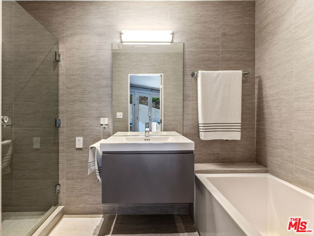 3818 Hollyline Avenue, Sherman Oaks CA: https://media.crmls.org/mediaz/d184ea65-c2c6-4cce-a826-b50d2b402a00.jpg