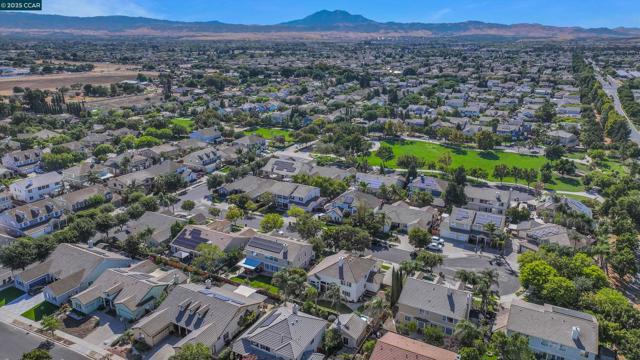 2856 Gardenside Ct, Brentwood CA: https://media.crmls.org/mediaz/d1850f97-d1f7-4588-9d2b-5a8ca5f05188.jpg