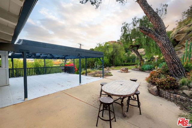 8657 Valley Flores Drive, West Hills CA: https://media.crmls.org/mediaz/d185669a-8b9c-42f5-b9a3-4b5edaaf2f4b.jpg