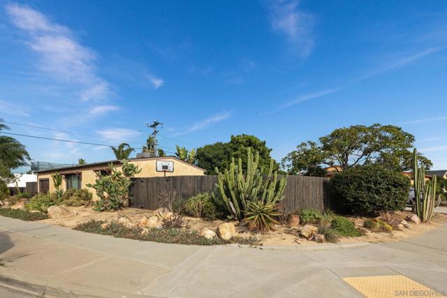 4407 Dakota Drive, San Diego CA: https://media.crmls.org/mediaz/d185b4e6-eeeb-458b-b499-dc328cfc2d34.jpg