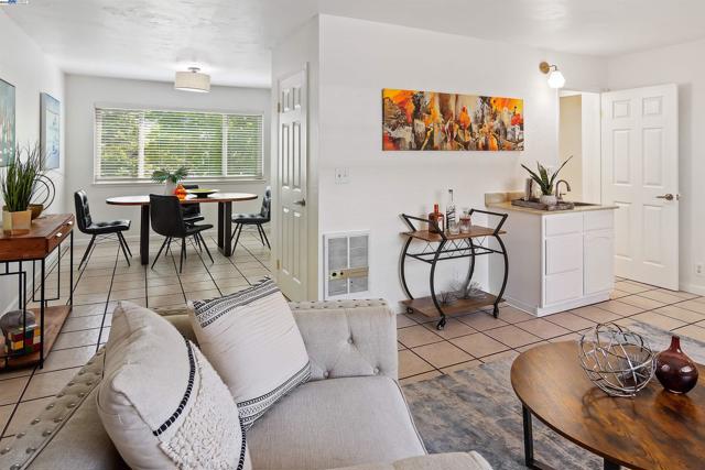2133 Santa Clara Ave, Alameda CA: https://media.crmls.org/mediaz/d186f4b3-2c96-4236-bd58-61c3419868bc.jpg